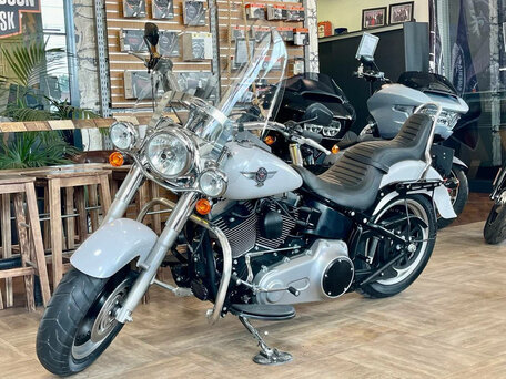 2011 Harley-Davidson Fat Boy, белый, 1290000 рублей, вид 1