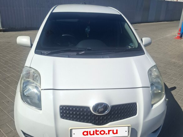 2005 Toyota Vitz II (XP90), белый, 350000 рублей