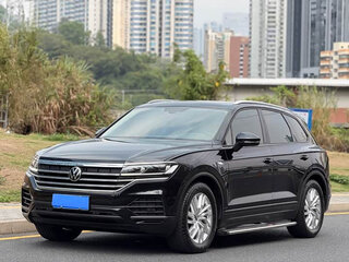 2022 Volkswagen Touareg III, чёрный, 5033167 рублей, вид 1