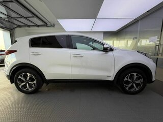 2020 Kia Sportage IV Рестайлинг, белый, 2320000 рублей, вид 4