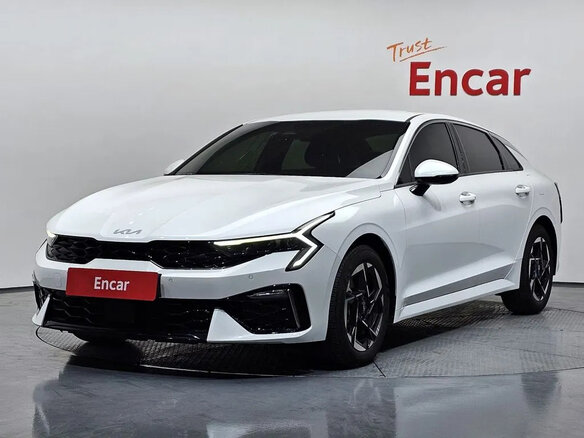 2024 Kia K5 III Рестайлинг, белый, 2582000 рублей
