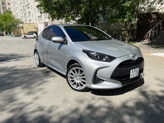2021 Toyota Yaris IV, серебристый, 1290000 рублей, вид 1