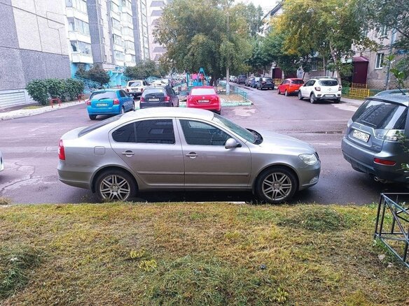 2012 Skoda Octavia II (A5) Рестайлинг, серый, 820000 рублей - вид 4