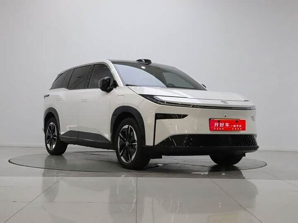 2026 Toyota bZ3X 50 kWh, белый, 2095111 рублей - вид 2