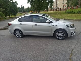 2015 Kia Rio III Рестайлинг, серебристый, 930000 рублей, вид 4