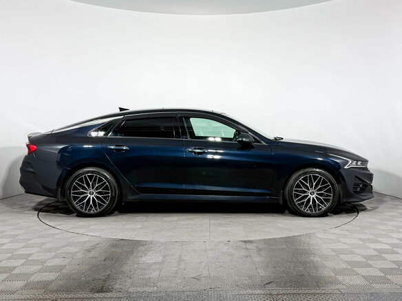 2021 Kia K5 III, синий - вид 3