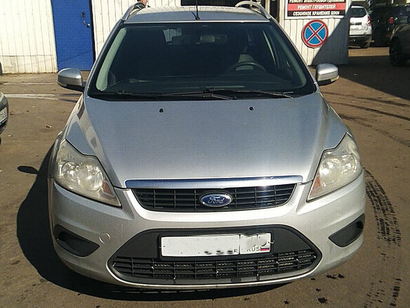 2010 Ford Focus II Рестайлинг, серебристый, 400000 рублей - вид 1