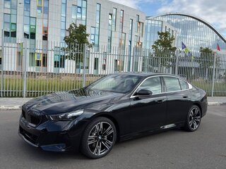 2025 BMW 5 серии 530i xDrive VIII (G60/G61/G68), чёрный, 7100000 рублей, вид 2