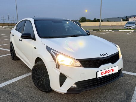 2021 Kia Rio IV Рестайлинг, белый, 1495000 рублей, вид 4