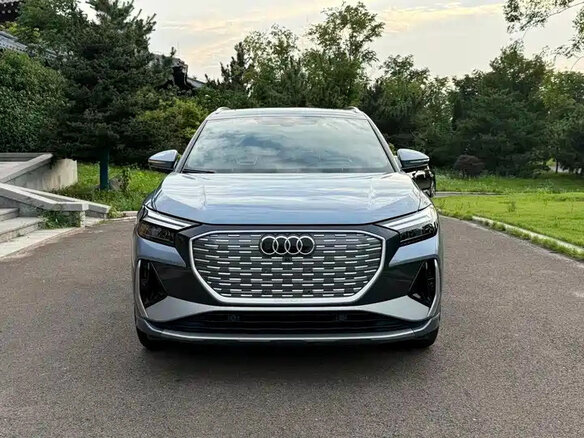2024 Audi Q4 e-tron 40 I, серый - вид 1