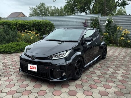 2022 Toyota Yaris IV, чёрный, 2695000 рублей, вид 2