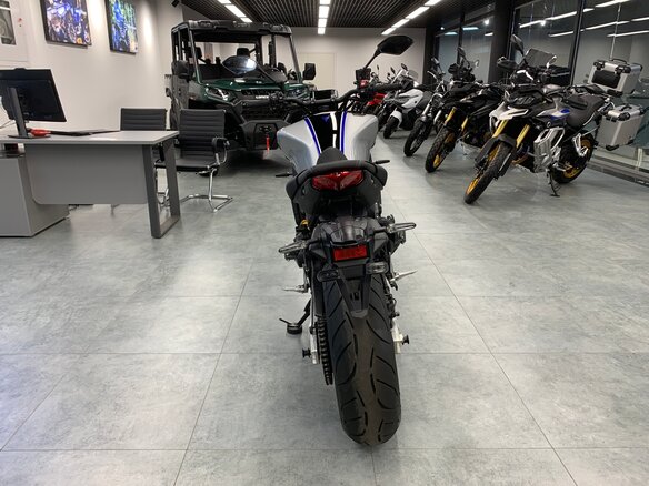 2023 Yamaha MT-09 (FZ-09), серый, 1170000 рублей - вид 6
