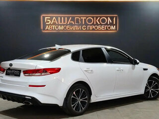 2019 Kia Optima IV Рестайлинг, белый, 2080000 рублей, вид 4