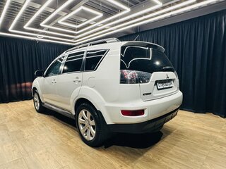 2011 Mitsubishi Outlander II Рестайлинг, белый, 1499000 рублей, вид 4