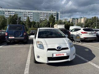 2010 Toyota Vitz II (XP90), белый, 750000 рублей, вид 2