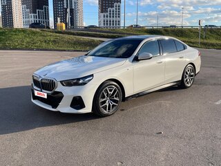 2023 BMW 5 серии 520i VIII (G60/G61/G68), белый, 5850000 рублей, вид 1