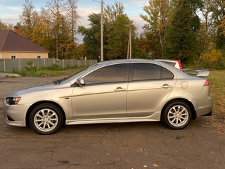 2014 Mitsubishi Lancer X Рестайлинг, серебристый, 990000 рублей, вид 3
