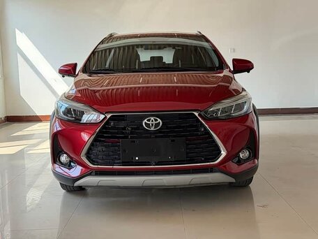 2023 Toyota Yaris L X XP150 Рестайлинг, пурпурный, 1730000 рублей, вид 3