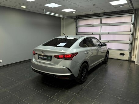 2021 Hyundai Solaris II Рестайлинг, серебристый, 1375000 рублей, вид 5