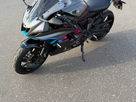 2024 Yamaha YZF-R7, серый, 1099000 рублей, вид 4