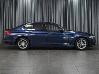 2019 BMW 5 серии 520d VII (G30/G31/G38), синий, 3120500 рублей, вид 5