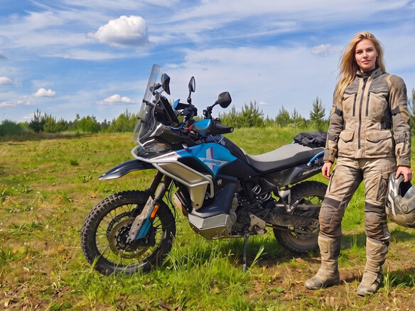 2025 CFMoto 800MT-X, голубой, 805000 рублей