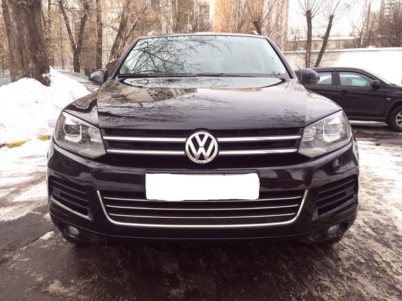 2014 Volkswagen Touareg II, чёрный - вид 1