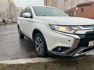 2020 Mitsubishi Outlander III Рестайлинг 3, белый, 2600000 рублей, вид 4