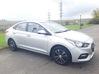 2017 Hyundai Solaris II, серебристый, 1300000 рублей, вид 2
