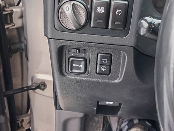2002 Isuzu Axiom, серый, 720000 рублей - вид 20
