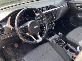 2022 Kia Rio IV Рестайлинг, серебристый, 1560000 рублей, вид 5