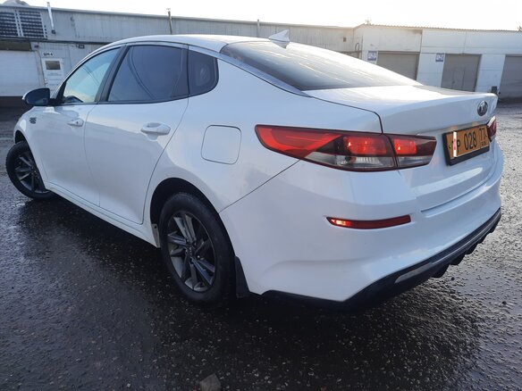 2018 Kia Optima IV Рестайлинг, белый, 1300000 рублей - вид 4