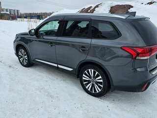 2019 Mitsubishi Outlander III Рестайлинг 3, серый, 2350000 рублей, вид 4