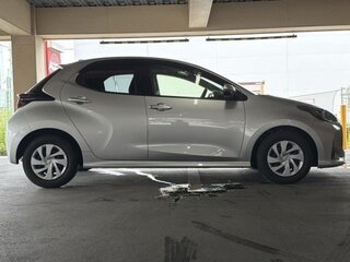 2022 Toyota Yaris IV, серебристый, 890000 рублей, вид 4