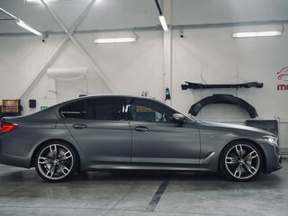 2019 BMW 5 серии M550i xDrive VII (G30/G31/G38), чёрный, 5990000 рублей, вид 3