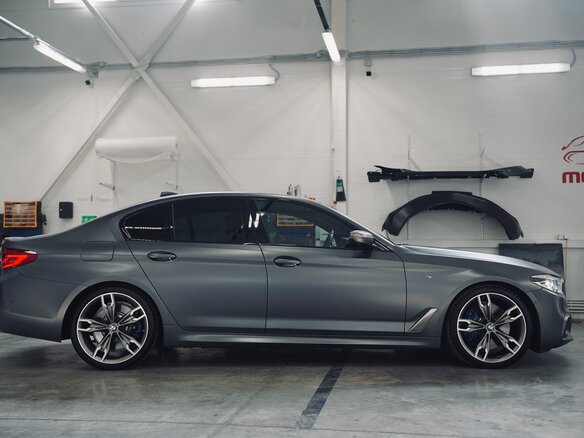 2019 BMW 5 серии M550i xDrive VII (G30/G31/G38), чёрный, 5990000 рублей - вид 2