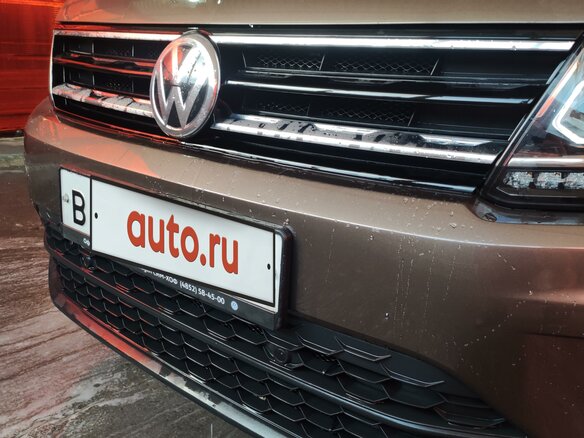 2019 Volkswagen Tiguan II, коричневый, 2200000 рублей - вид 12
