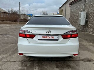 2017 Toyota Camry VII (XV50) Рестайлинг 2, белый, 2600000 рублей, вид 3