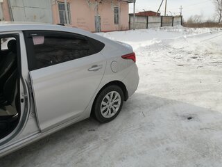 2017 Hyundai Solaris II, серебристый, 1300000 рублей, вид 3
