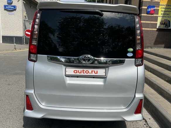 2014 Toyota Noah III (R80), серый, 1850000 рублей - вид 1