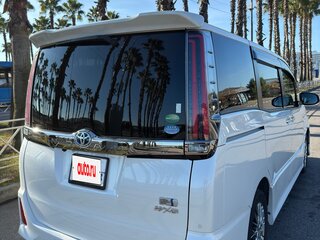 2019 Toyota Noah III (R80) Рестайлинг, белый, 2400000 рублей, вид 4
