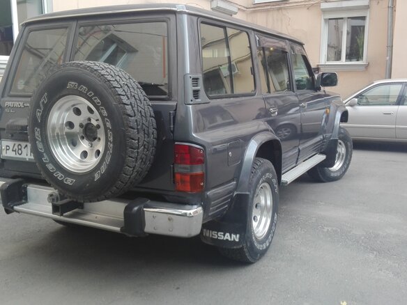 1993 Nissan Patrol IV (Y60), серый - вид 3