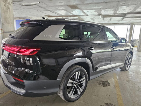 2023 Audi Q6 50 TFSI, чёрный, 7300000 рублей - вид 3