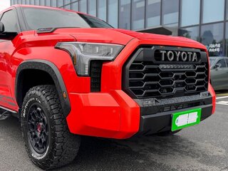 2023 Toyota Tundra CrewMax III, красный, 6575000 рублей, вид 3