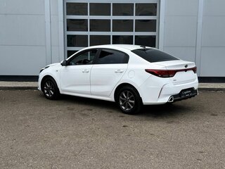 2021 Kia Rio IV Рестайлинг, белый, 1300000 рублей, вид 3