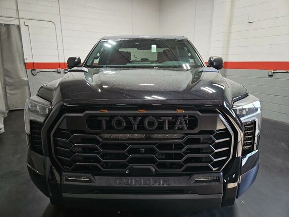 2026 Toyota Tundra CrewMax III, чёрный - вид 1
