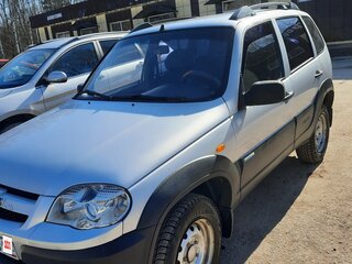 2010 Chevrolet Niva I Рестайлинг, серебристый, 530000 рублей, вид 2
