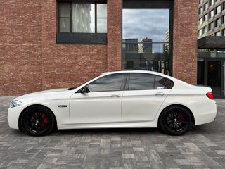 2013 BMW 5 серии M550d xDrive VI (F10/F11/F07), белый, 2890000 рублей, вид 2