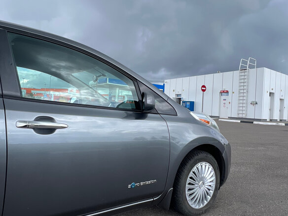 2014 Nissan Leaf (EM57) I (ZE0/AZE0), серый, 725000 рублей - вид 5