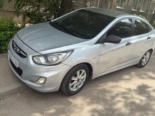 2013 Hyundai Solaris I, серебристый, 650000 рублей, вид 1